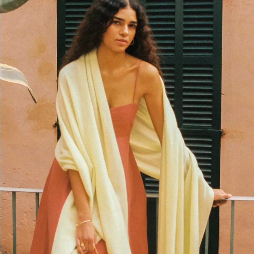 🌼 White + Warren Cashmere Travel Wrap - Soft Daisy 🌼